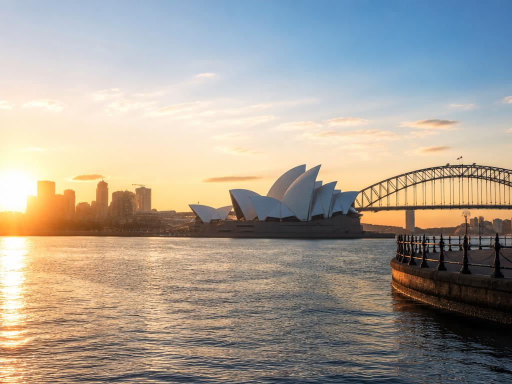 Ópera de Sydney e a ponte do porto ao amanhecer